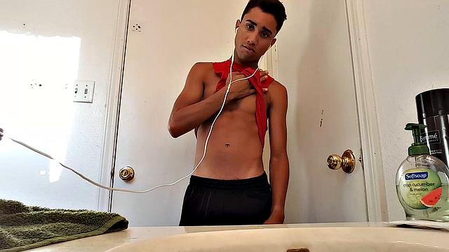 Лукас дрочит свой член в ванной