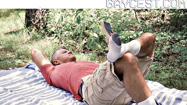 два накачанных парня трахаются без резинки на улице