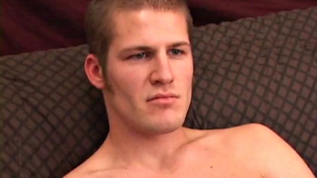 Алекс Вест дрочит толстый член и заливает экран спермой