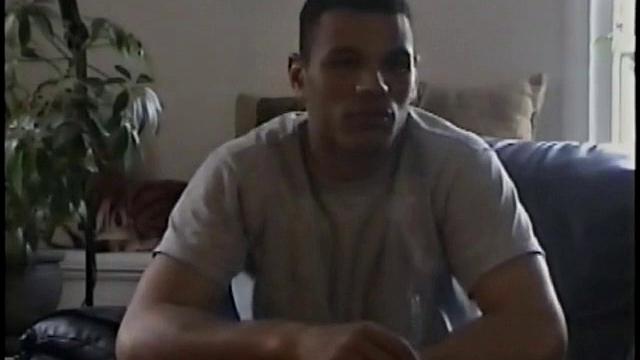 дино сосёт мощный хер и ловит густой залив