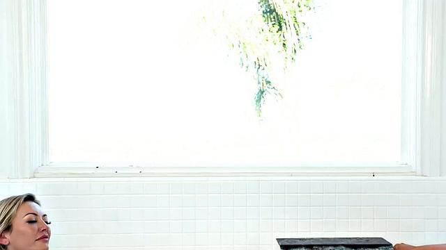 Teasing TS babe fucks bigbooty babe in hot affair