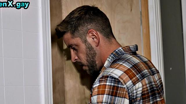 подкачанный парень трахается без резинки с худым в общаге