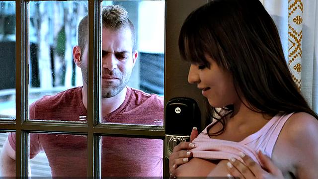 брюнетка с пушистой киской кайфует от опытного языка и страстно скачет