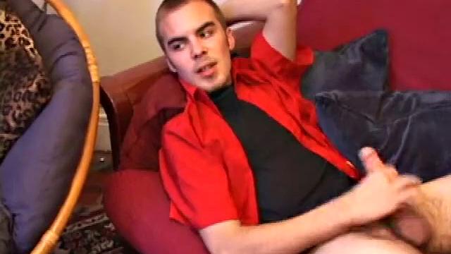 Джаспер трёт свой член