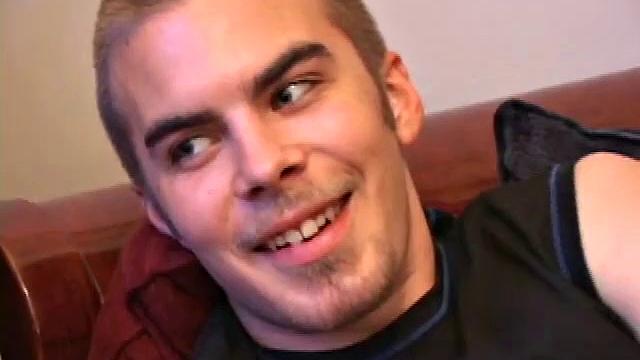 Джаспер трёт свой член