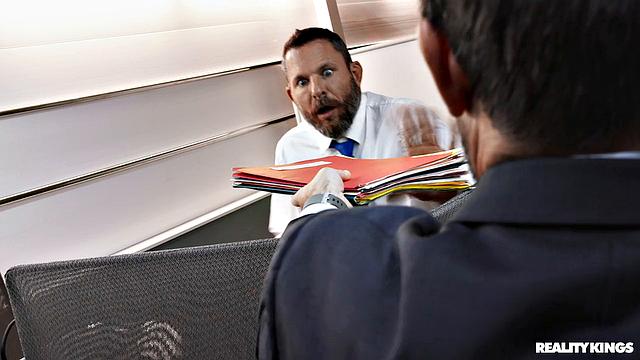 офисная красотка трахается с коллегой на столе босса