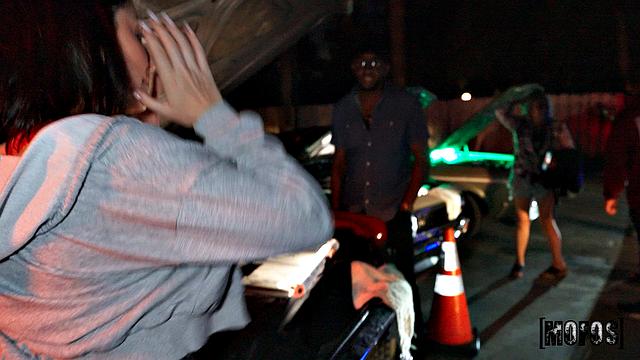 она жестко скачет на члене и не может насытиться