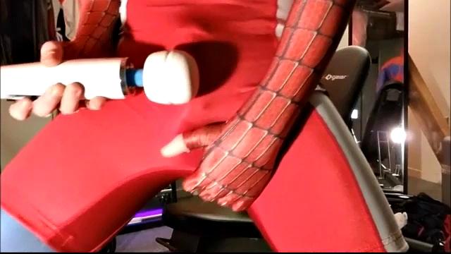 смотри, как человек-паук дрочит свой здоровый член