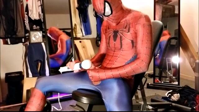 смотри, как человек-паук дрочит свой здоровый член