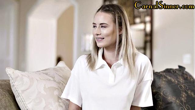 Blonde slut scissoring with babe