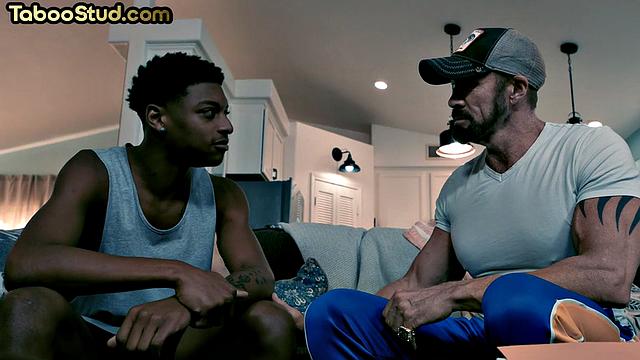 качок-чернокожий весело получает в попу от взрослого ловеласа