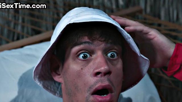 жаркая пышка скачет на члене, заводя всех в страстном тройничке