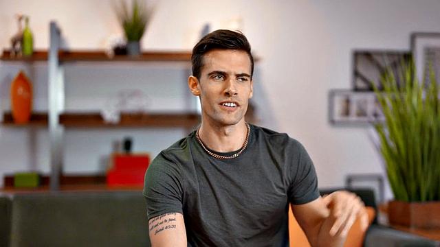 Nympho loves masturbating wildly while moaning