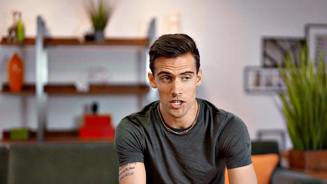 Nympho loves masturbating wildly while moaning