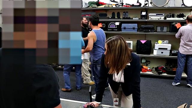 милфа из ломбарда принимает крупный вклад прямо в сейф