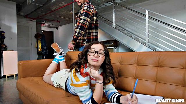 Ляна Ловингс не смогла пройти мимо - подглядела за новым отчимом и сразу захотела поближе познакомиться с его хозяйством, а тут и секс подтянулся, чтоб скучно не было.