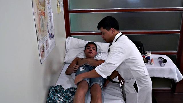 Unsaddled asian twink facefucks doctor pounding