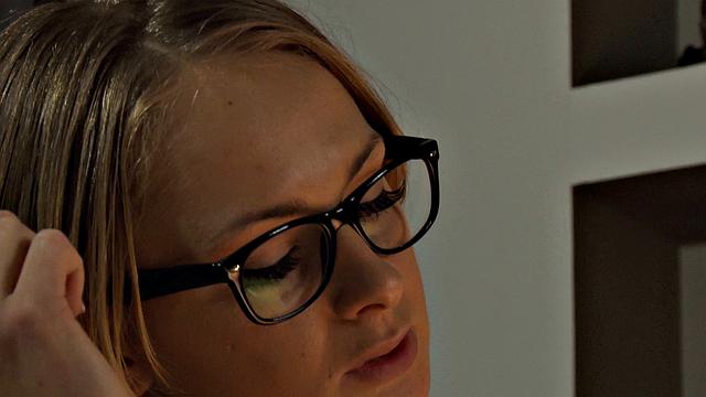 брюнетка в очках курит и дрочит за столом