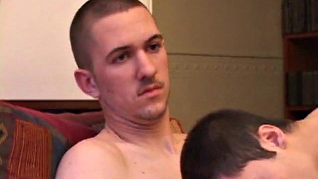 Озабоченные парни дрочат по кругу