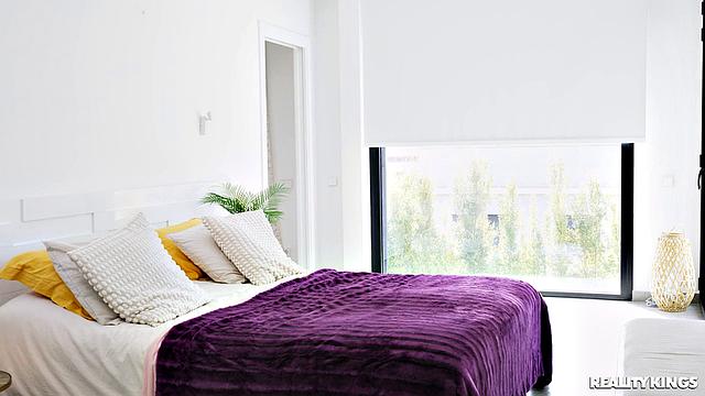 Мачеха превращает яичную шутку в секс-мастер-класс