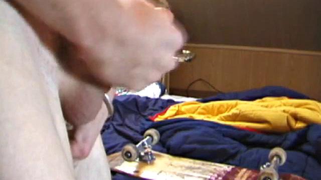 Адам срывает трусы и глубоко насаживается на огромный дилдо