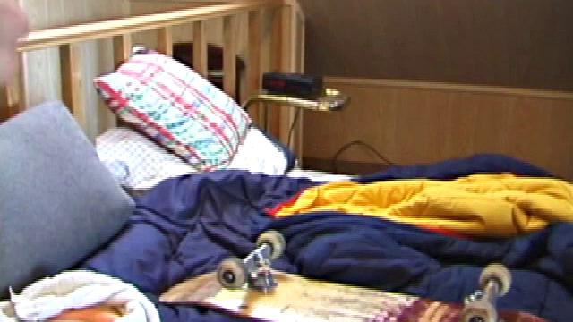 Адам срывает трусы и глубоко насаживается на огромный дилдо