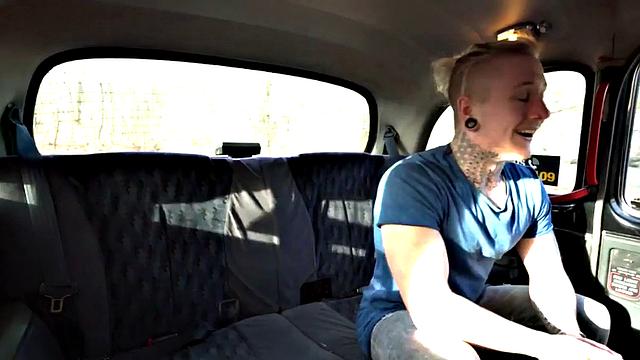 таксистка с шикарной жопой трахается на ходу и путает педали