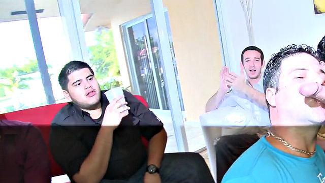 парни раздеваются и сосут члены на вечеринке