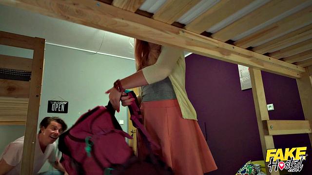 Два мужика трахают застрявшую в двери Дженни Уайлд в хостеле