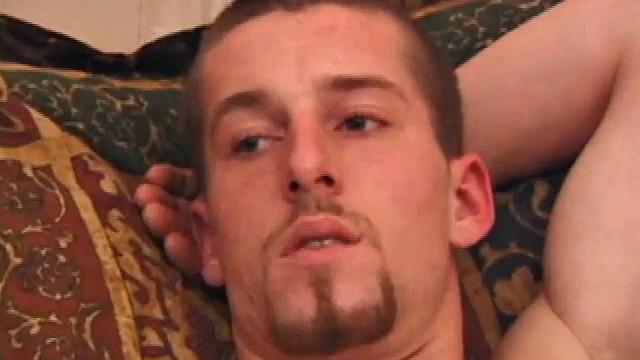 адам раздевается, дрочит на порно и засовывает себе огромный дилдо в жопу