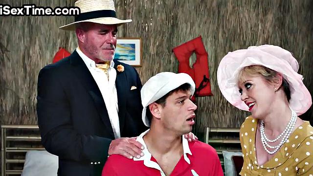 Бисексуальная зрелая с огромными сиськами разносит троих - жёсткий минет и садится на лицо