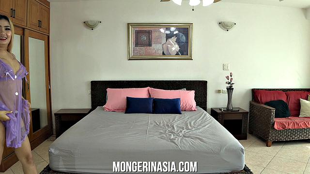 тайская блондинка дрочит вибратором на кровати