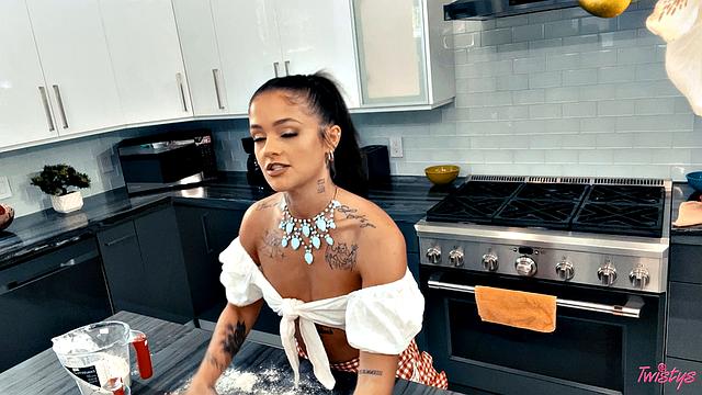 две страстные подруги устраивают жаркое лесби-шоу на кухне