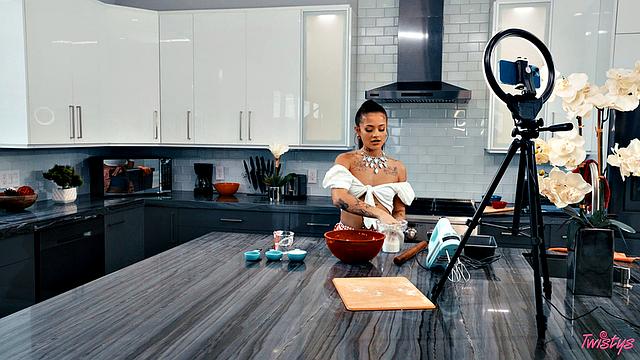 две страстные подруги устраивают жаркое лесби-шоу на кухне