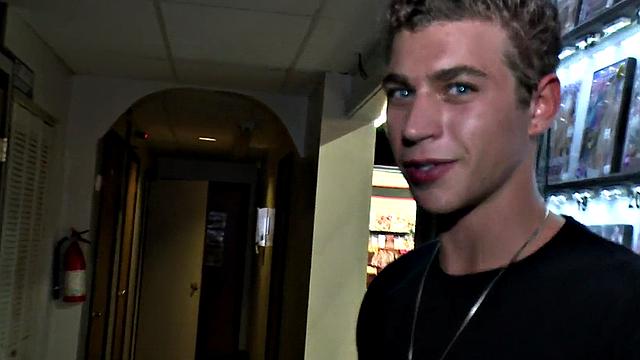 Fooled str8 gets gloryhole BJ in secret room till cum