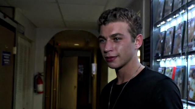 татуированный натурал не устоял перед скрытым минетом в комнате и кончает