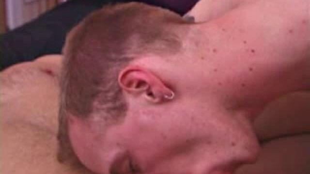 Стивен дрочит Аарону и жестко его трахает