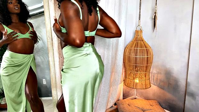 Ана Фокс хлещет фонтаном, мебель теперь под угрозой