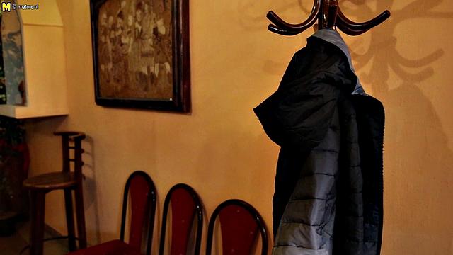 зрелая мамка дрочит, а потом трахается с любовником