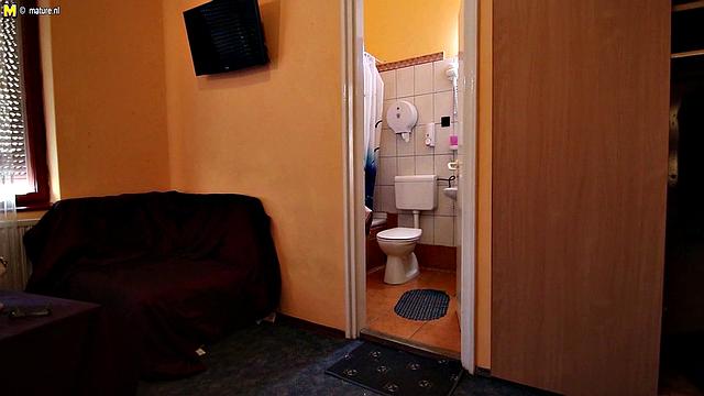 зрелая мамка дрочит, а потом трахается с любовником