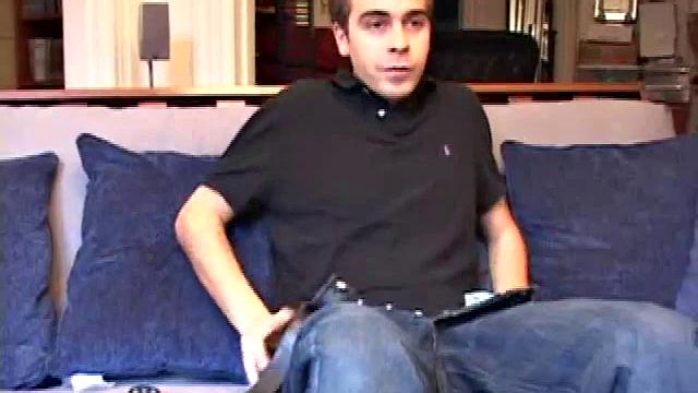 Винченцо дрочит мощный член и щедро кончает