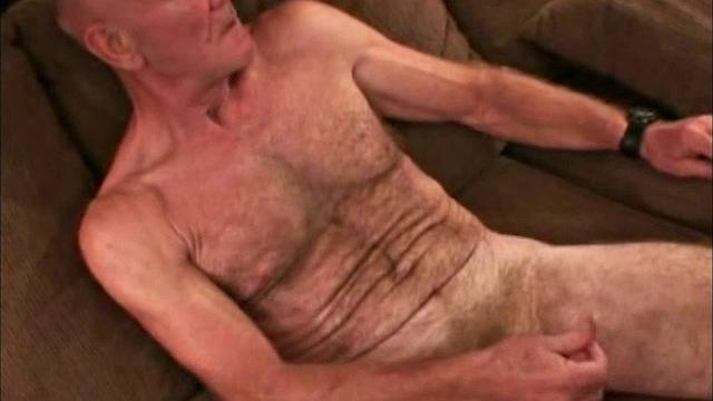 зрелый мужик люк дрочит и кончает