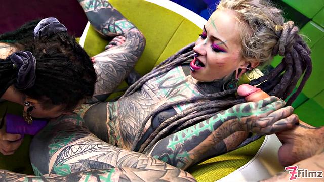 трое татуированных трахаются в анал с глубокими гапами и кончают на лицо