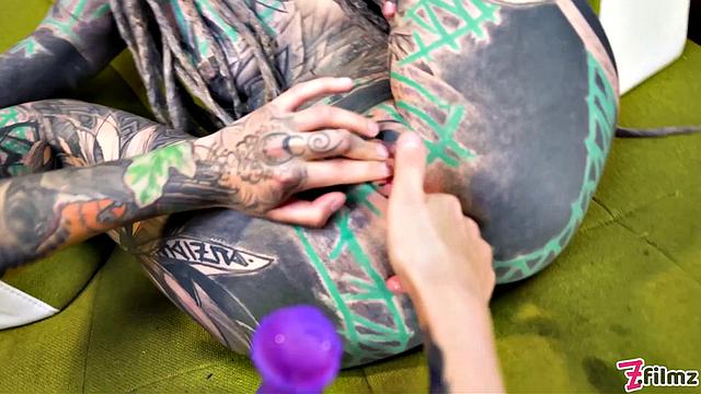 трое татуированных трахаются в анал с глубокими гапами и кончают на лицо