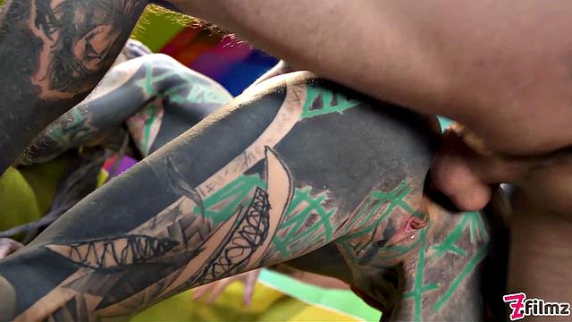 трое татуированных трахаются в анал с глубокими гапами и кончают на лицо