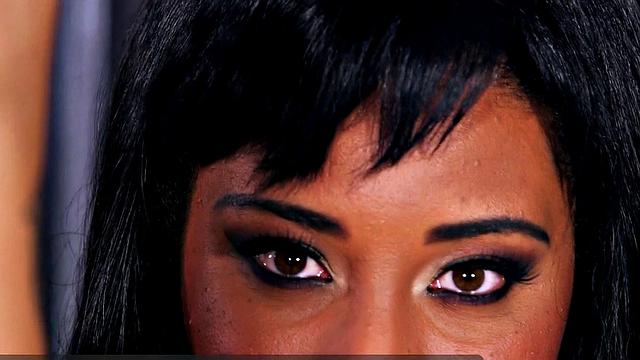 шикарная danni lynne дрочит, лаская свои сочные натуральные сиськи