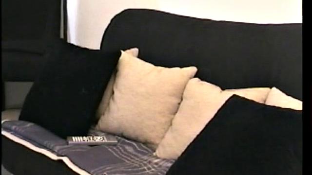 Гей-новичок Полли дрочит и стесняется перед камерой, но все равно кончает на ладонь.