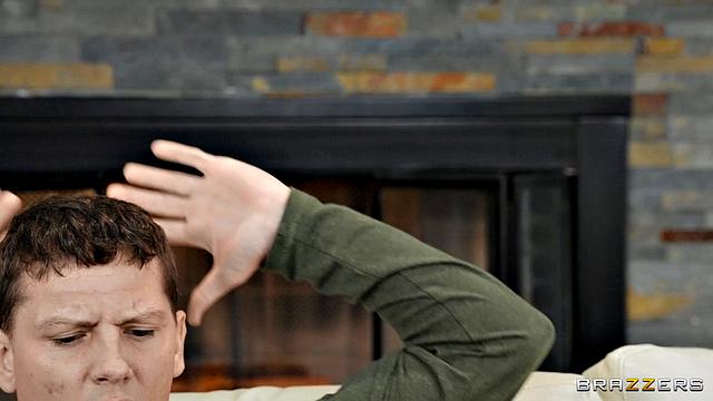 Дэвид Ли трахает зрелую мачеху друга, пока тот играет в приставку.