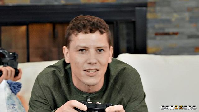 Дэвид Ли трахает зрелую мачеху друга, пока тот играет в приставку.