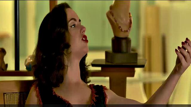 карен гиллан раздевается и демонстрирует стройную фигуру